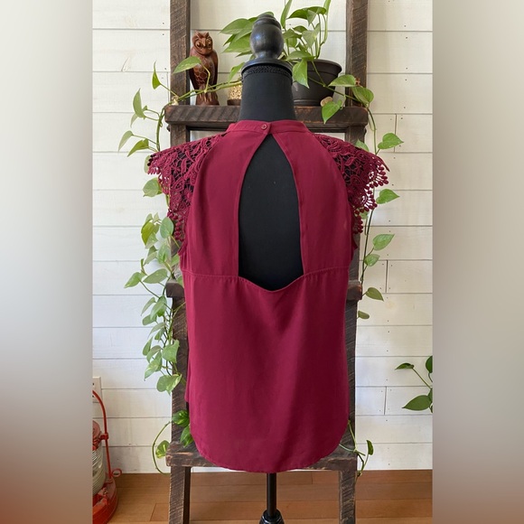Express: Stylish Burgundy Top with Lace Details - Picture 9 of 17